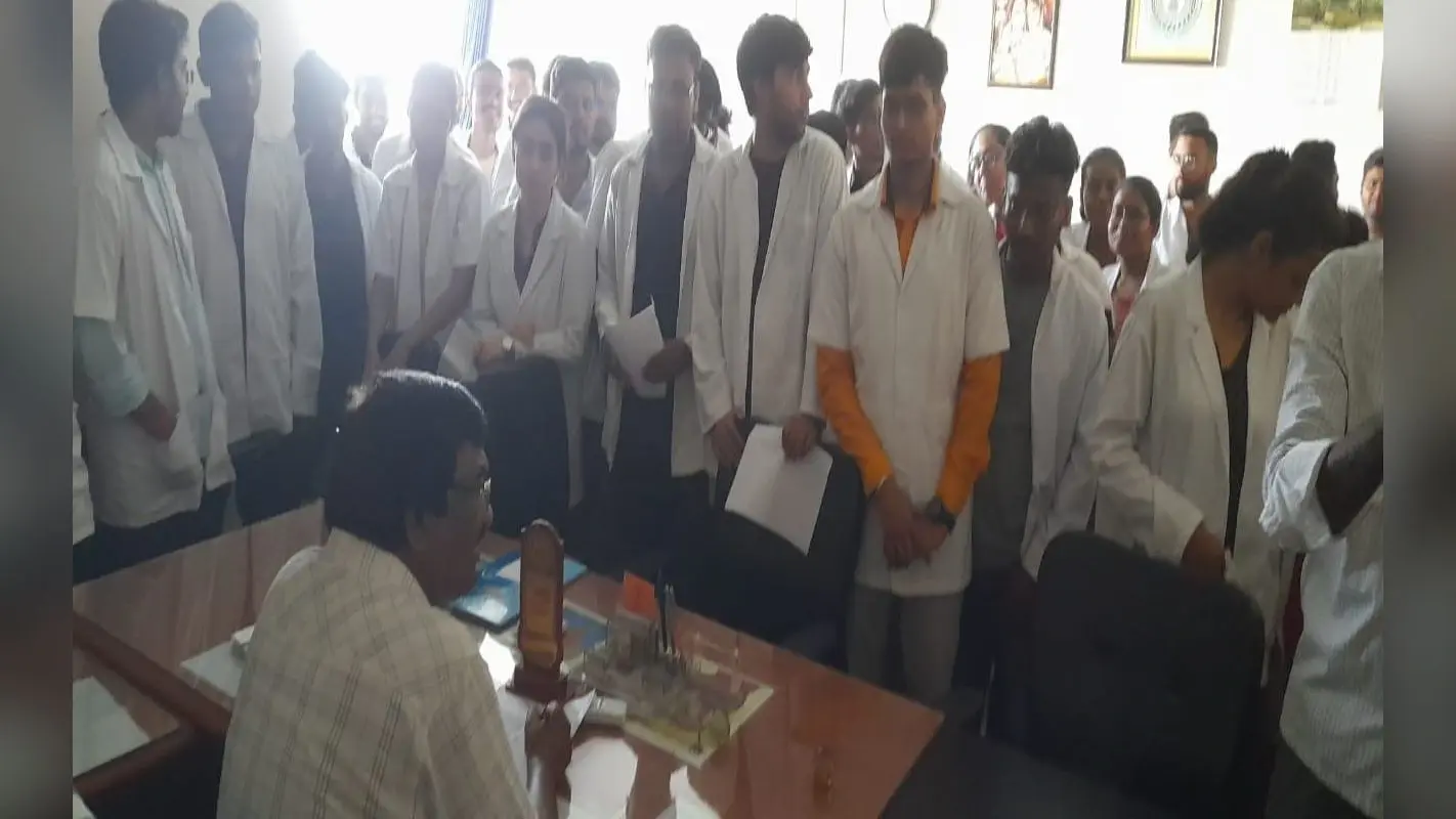पलामू : बिजली-पानी को लेकर एमबीबीएस के छात्रों ने मेडिकल कॉलेज के प्राचार्य का किया घेराव, नहीं चली कक्षाएं