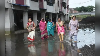 धनबाद : नवाडीह से अब तक नहीं हुई बारिश के पानी की निकासी, गिरने से दो बुजुर्ग के हाथ टूटे, घर में घुस रहे सांप