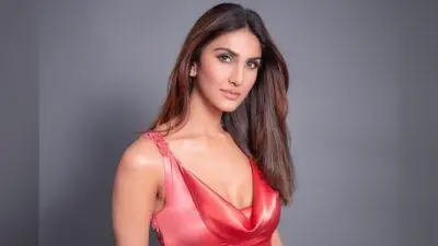 वाणी कपूर थाई स्लिट ड्रेस में दिखी बला सी खूबसूरत, फैंस बोले- आपसे नजर नहीं हट रही