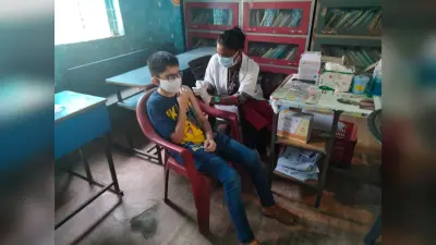 बच्चों को कोरोना से बचाने के लिए वयस्क जरूर लगवाएं टीका, जानिए क्या है एक्सपर्ट की राय