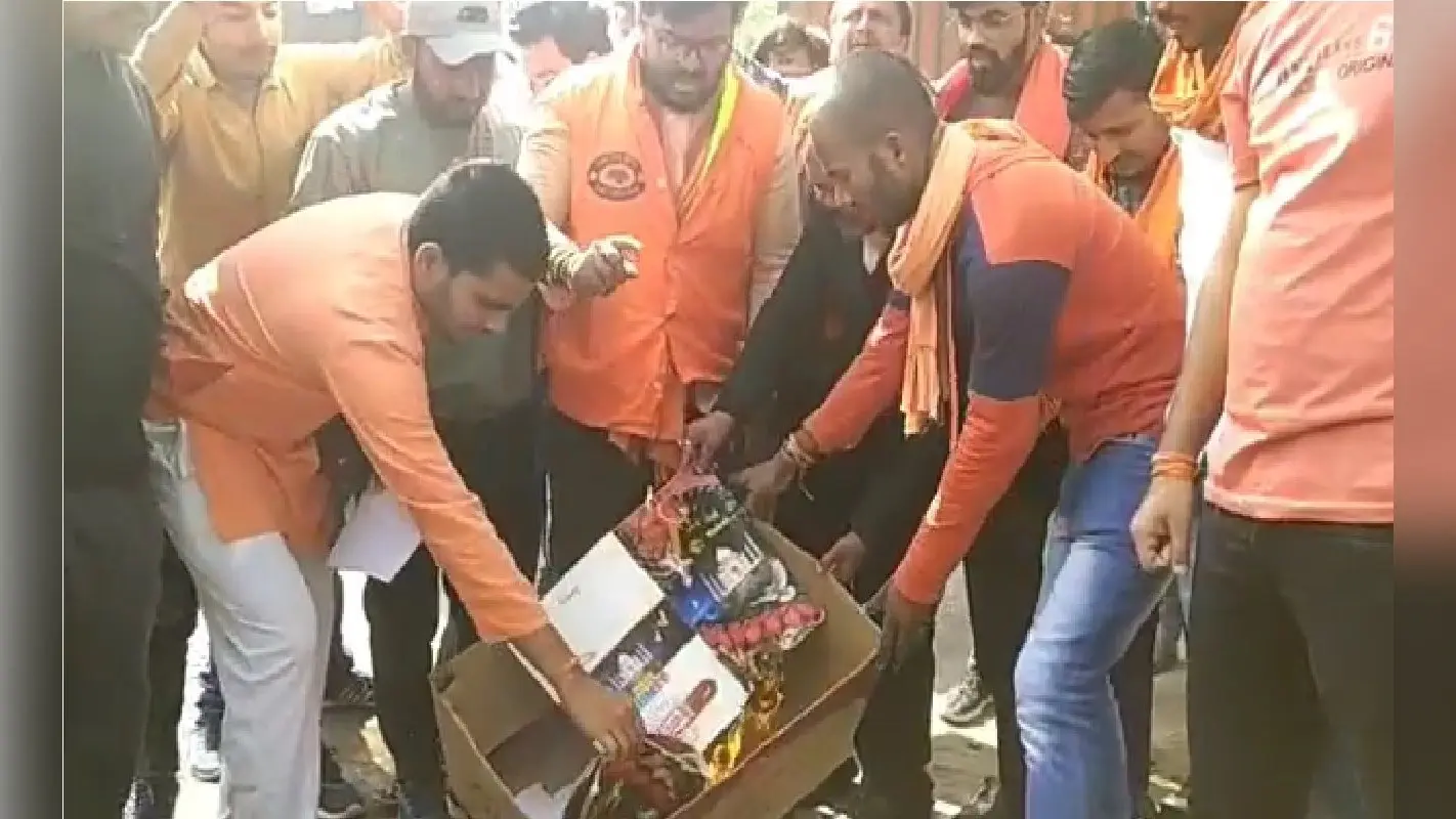 बिहार: वैलेंटाइन डे पर प्रेमियों की शादी कराने पंडित के साथ घूमे बजरंग दल के कार्यकर्ता, विरोध में जलाए कार्ड