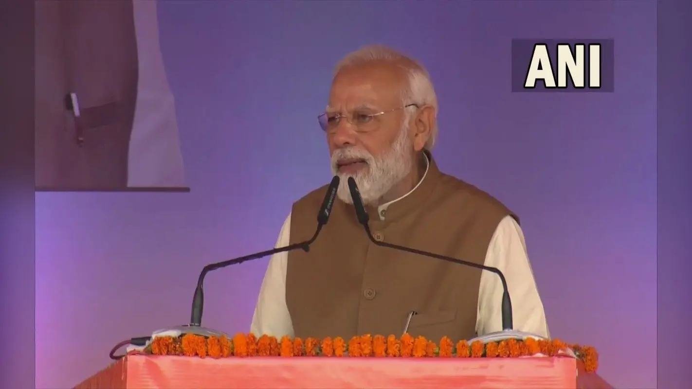 वंदे भारत ट्रेन में सवार हुए पीएम मोदी, छोटी बच्ची से बात करते वीडियो हुआ वायरल