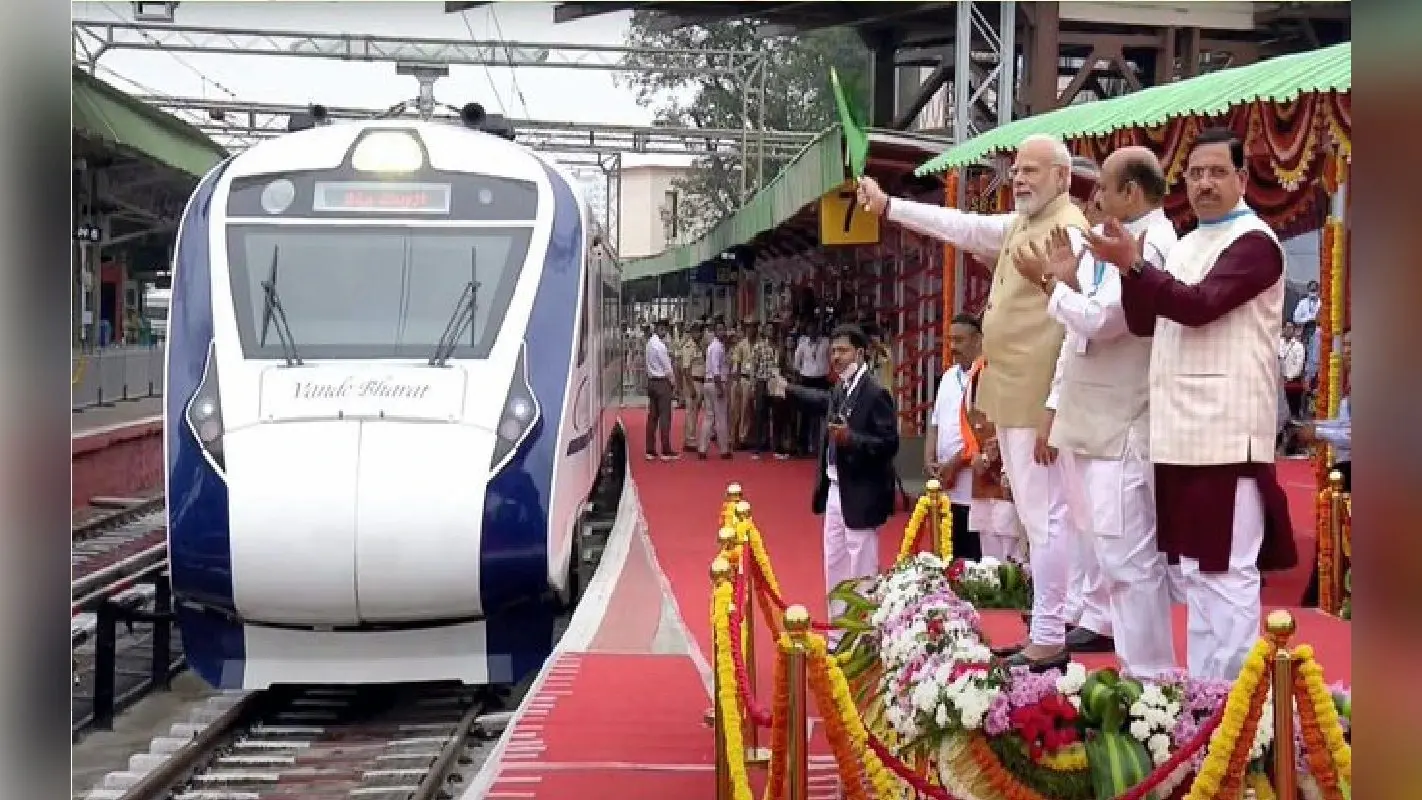 Vande Bharat Train: वंदे भारत से लोकल ट्रेन के यात्रियों को हो रही परेशानी! स्टेशन पर करना पड़ रहा इंतजार