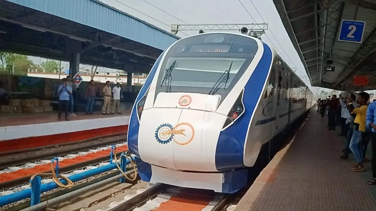 गया-कोडरमा रेलखंड पर लैंडस्लाइट से पटरी धंसी, जनशताब्दी के इंजन में खराबी, वंदे भारत ट्रेन आधे घंटे लेट