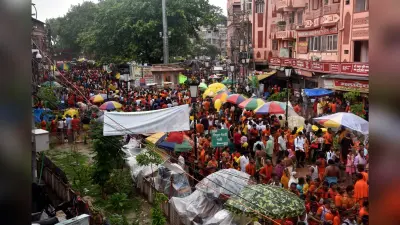 शाम ढलने तक काशी के बाबा के दर्शन को उमड़े 5.75 लाख श्रद्धालु, बमभोले के जयकारे से गूंज उठा वाराणसी