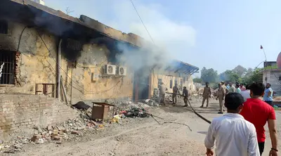 Varanasi: वाराणसी में पशु आहार फैक्ट्री में लगी आग, लाखों का माल जलकर राख, मौके पर पहुंची फायर ब्रिगेड