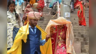 Varanasi News: चिलचिलाती गर्मी से लोगों का हाल बेहाल, वाराणसी में 42 डिग्री के पार पहुंचा पारा