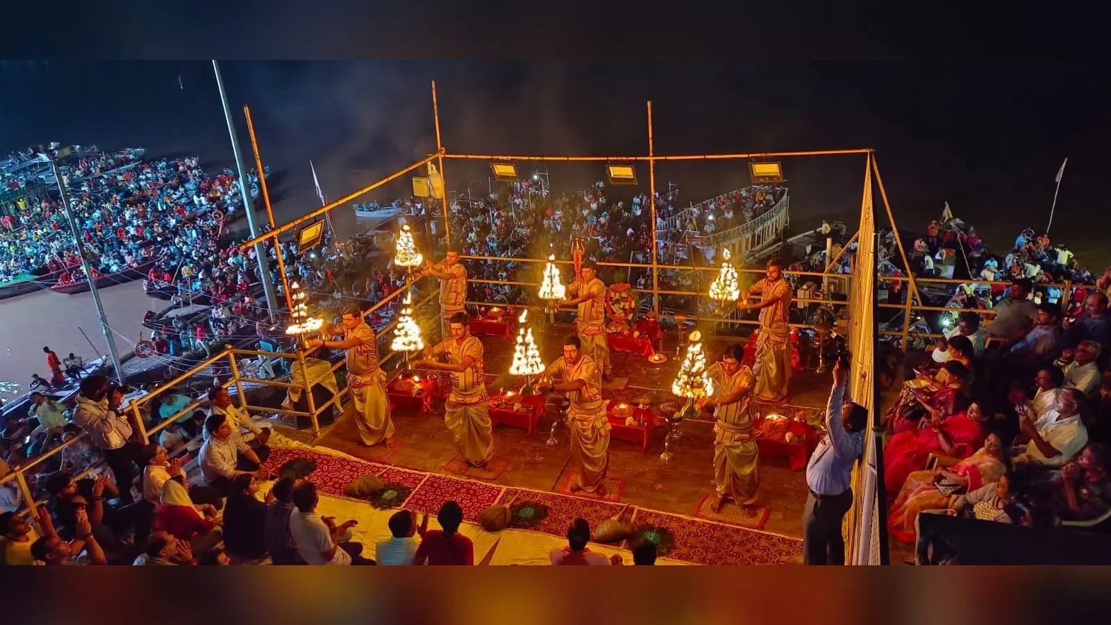 Varanasi News: काशी में दशाश्वमेध घाट पर बढ़ा जलस्तर, अब छत पर होने लगी गंगा आरती, प्रशासन अलर्ट