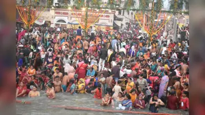 कार्तिक पूर्णिमा के अवसर पर हजारों श्रद्धालुओं ने गंगा में लगाई आस्था की डुबकी, जानें ये दिन क्यों है खास