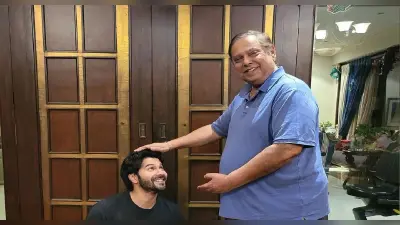 Varun Dhawan ने अपने पिता डेविड धवन के आशीर्वाद से की 2022 की शुरुआत,फैंस बोले- बाप-बेटे की जोड़ी जबरदस्त