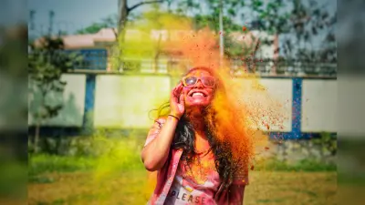 Holi 2021 पर करें ये 5 तरह के मेकअप हैक, 5 मिनट में आपको बनाएंगे और ग्लैमरस, देंगे ट्रेंडी लुक्स