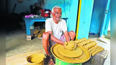 PHOTOS: हर मौसम घूमते हैंं माटी के माहिर कुम्हार के चाक, बारिश में बढ़ जाता इनका संघर्ष