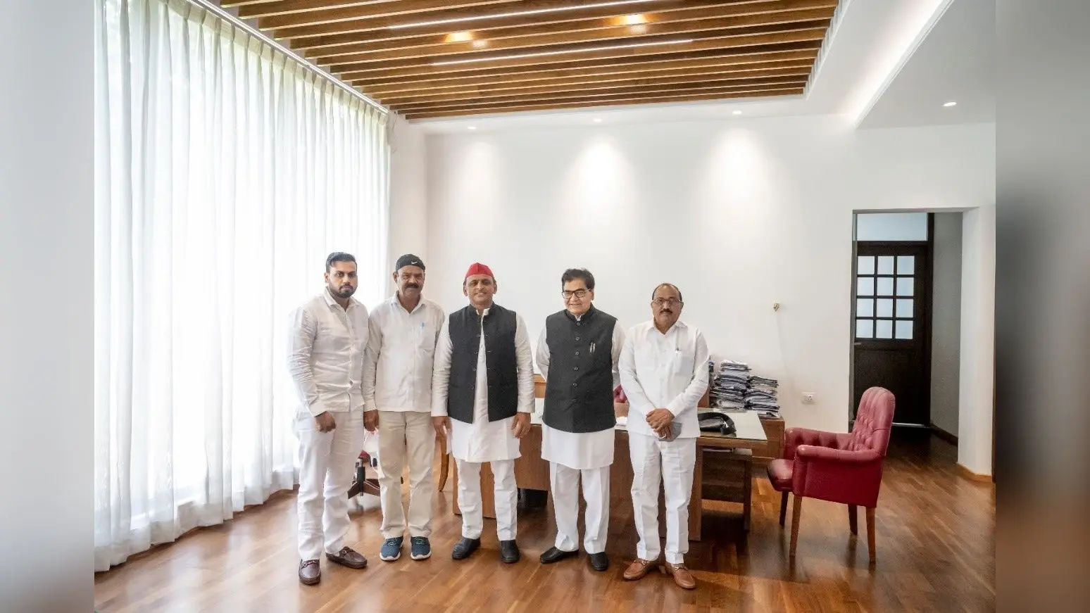 UP Election 2022: चुनाव से पहले BSP को बड़ा झटका, मायावती के करीबी नेता वीर सिंह सपा की साइकिल पर सवार