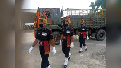 शहीद गणेश महतो के पार्थिव देह को एयरपोर्ट पर दी गयी सलामी, कल पैतृक गांव भेजा जायेगा