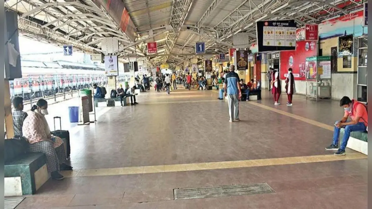 IRCTC : रेलवे प्लेटफॉर्म्स पर दुकानें खोलने को राजी नहीं कोई वेंडर, जानिए क्या है वजह…