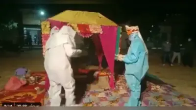 Coronavirus को इस जोड़े ने दिखाया ठेंगा, पीपीई किट पहनकर लिये सात फेरे, देखें VIDEO