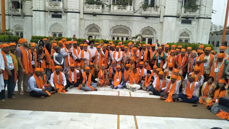 बिहार: बाबा सिद्धनाथ मंदिर में विदेशी पर्यटकों ने की पूजा, गुफाओं का किया भ्रमण, देखें VIDEO