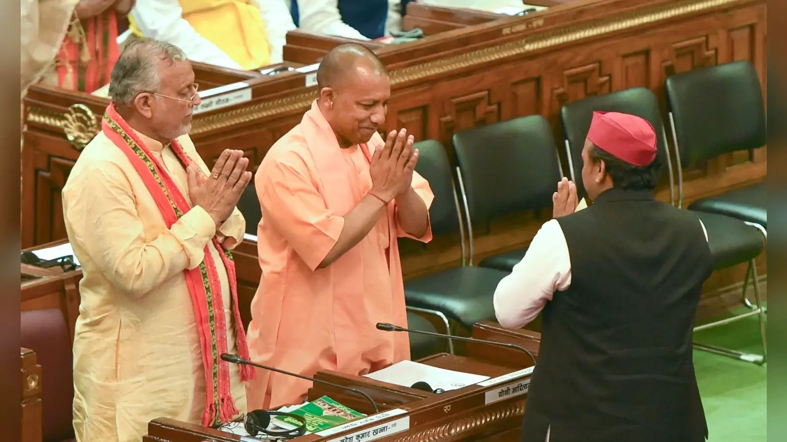 UP: विधानसभा में सीएम योगी आदित्यनाथ और अखिलेश यादव ने मिलाया हाथ, मुस्कुराए और चल दिए अपनी-अपनी ‘राह’