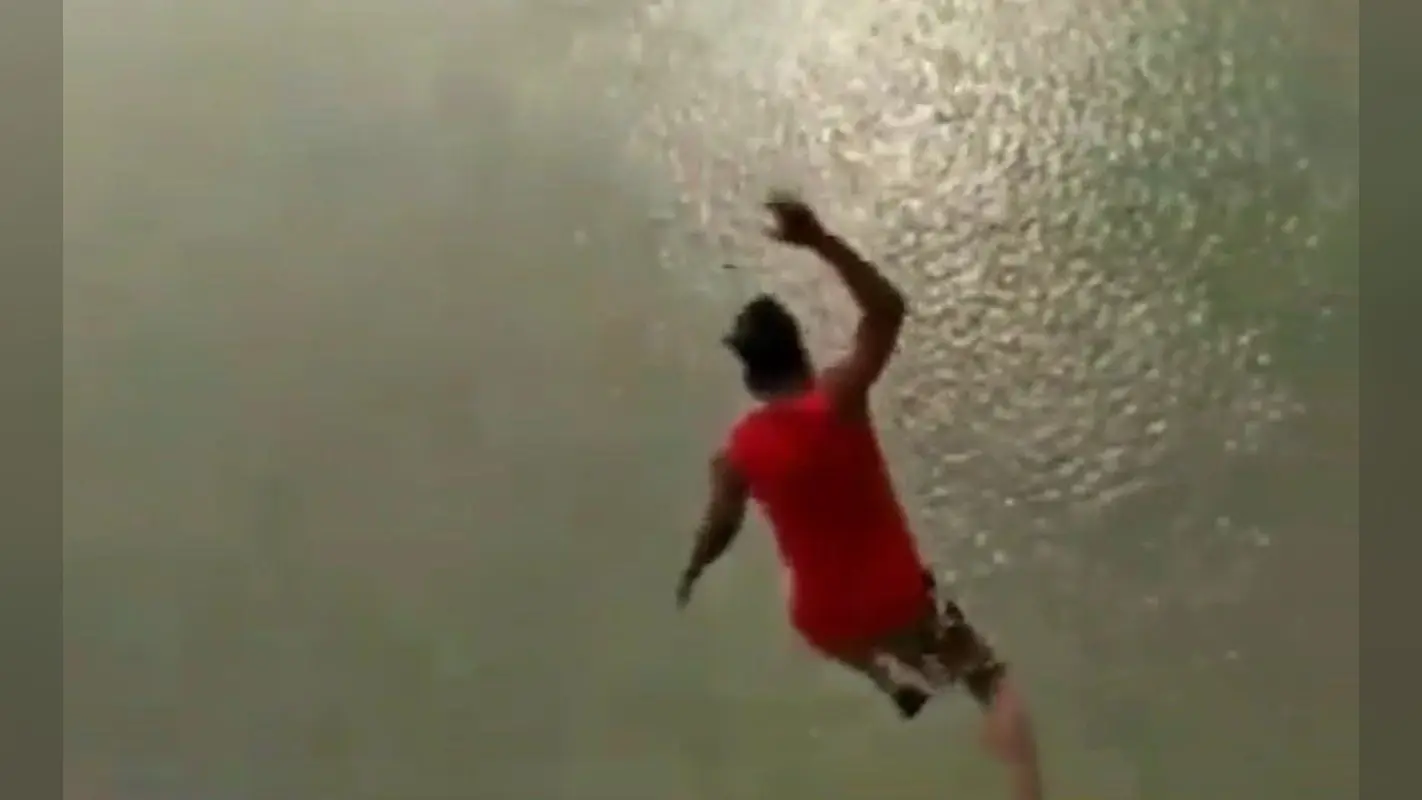 सोशल मीडिया पर VIDEO अपलोड करने के लिए 5 दोस्तों का खतरनाक स्टंट, एक गंगा में समाया