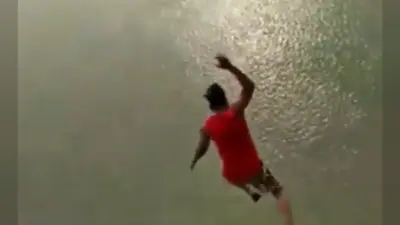 सोशल मीडिया पर VIDEO अपलोड करने के लिए 5 दोस्तों का खतरनाक स्टंट, एक गंगा में समाया