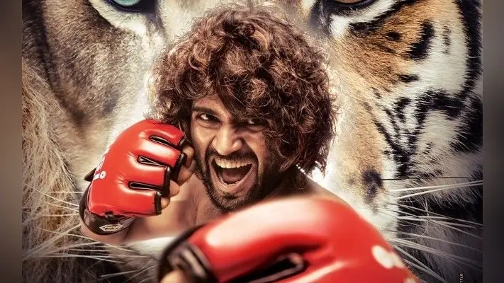 Vijay Deverakonda की फैन ने अपनी पीठ पर बनवाया ‘लाइगर’ स्टार का टैटू, वायरल हुआ वीडियो