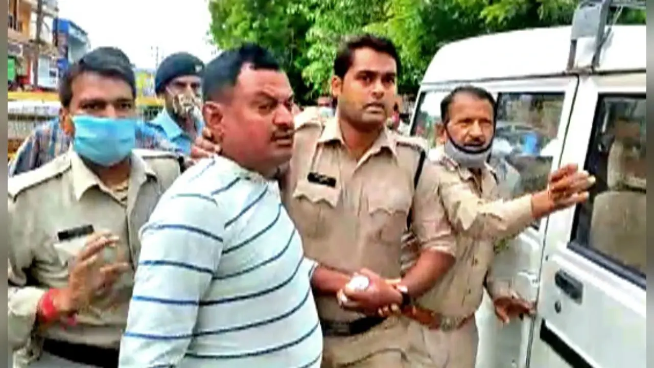 बिकरू गांव में आज भी अपने मामा के घर जाता है विकास दुबे, एनकाउंटर में मारा गया था 8 पुलिसवालों को मारने वाला