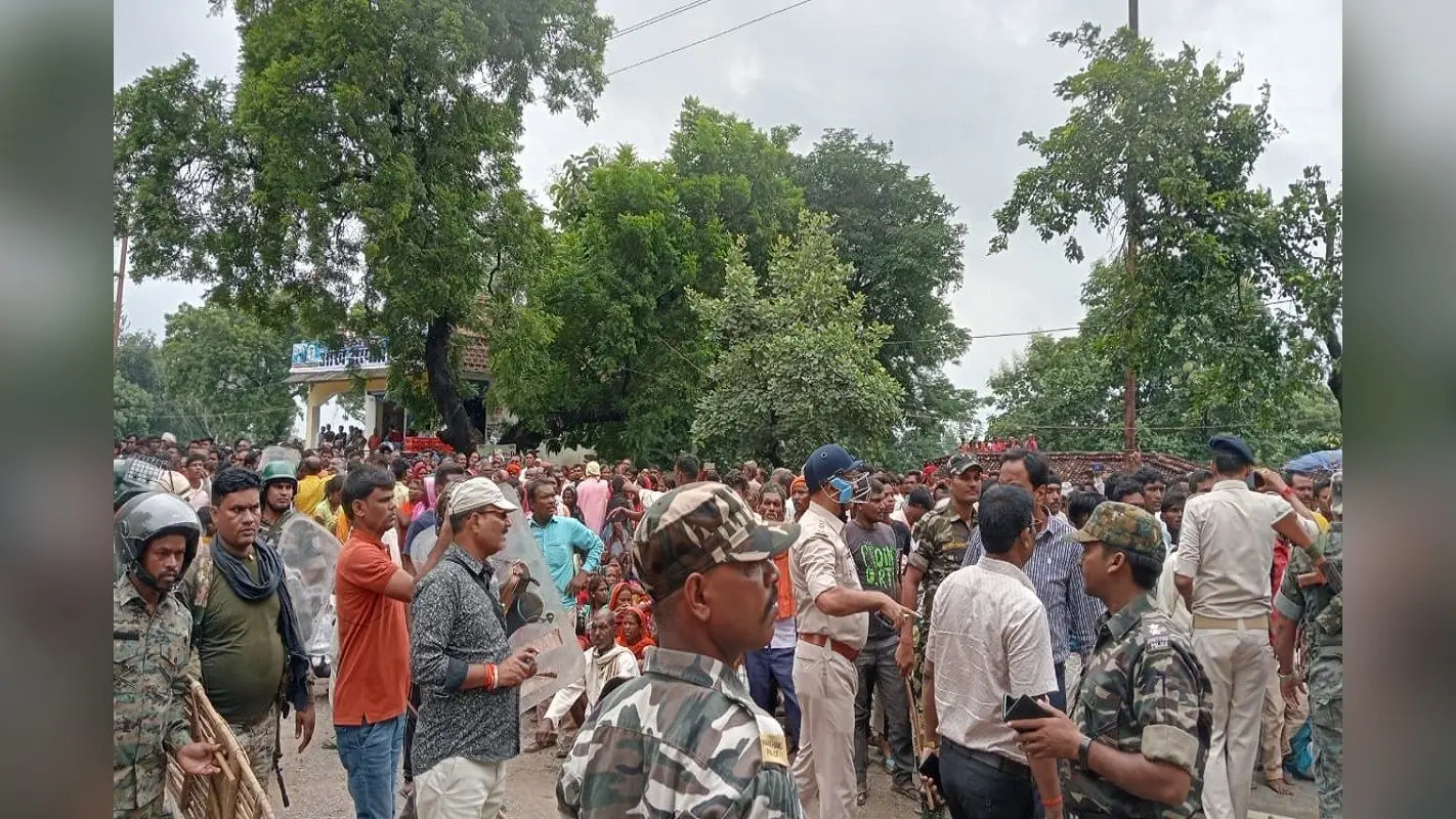 झारखंड में ग्रामीणों की पुलिस से हिंसक झड़प, थाना प्रभारी को ग्रामीणों ने पटका, लाठी चार्ज में कई चोटिल