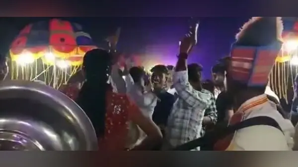 Varanasi: शादी में तमंचे पर डिस्को करना युवक को पड़ा महंगा, पुलिस ने शुरू की जांच, गवाह को मिल रही धमकी
