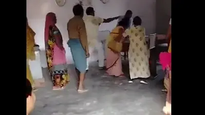 UP News: लखीमपुर में सरकारी स्कूल के प्रिंसपल ने महिला शिक्षामित्र को चप्पल से पीटा, VIDEO VIRAL