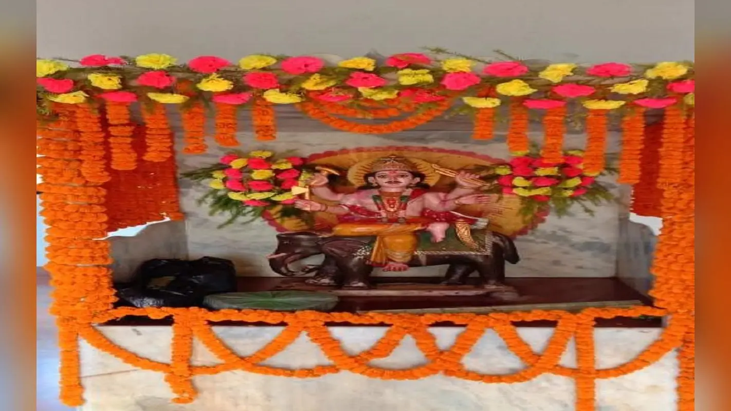 Happy Vishwakarma Puja 2022 : विश्वकर्मा पूजा को लेकर उल्लास, सजे पूजा पंडाल, बाजारों की बढ़ी रौनक