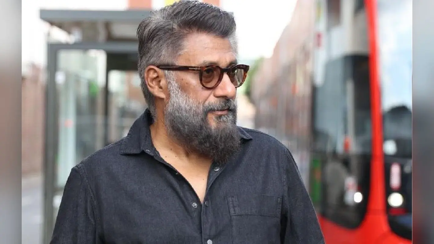 विवेक अग्निहोत्री ने “रंगीन स्टार” वाले ट्वीट को लेकर दी सफाई, बोले- रणवीर सिंह के लिए नहीं था…