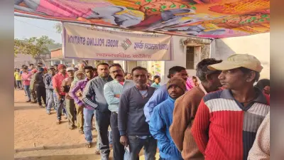 PHOTOS: रामगढ़ उपचुनाव को लेकर मतदान केंद्रों पर वोटर्स की लगने लगी लाइन, महिलाओं के लिए पिंक बूथ उपलब्ध