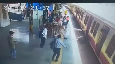 मुंबई के वडाला स्टेशन पर प्लेटफॉर्म और चलती ट्रेन के बीच गिरा यात्री, आरपीएफ के जवान ने दौड़ कर बचाई जान