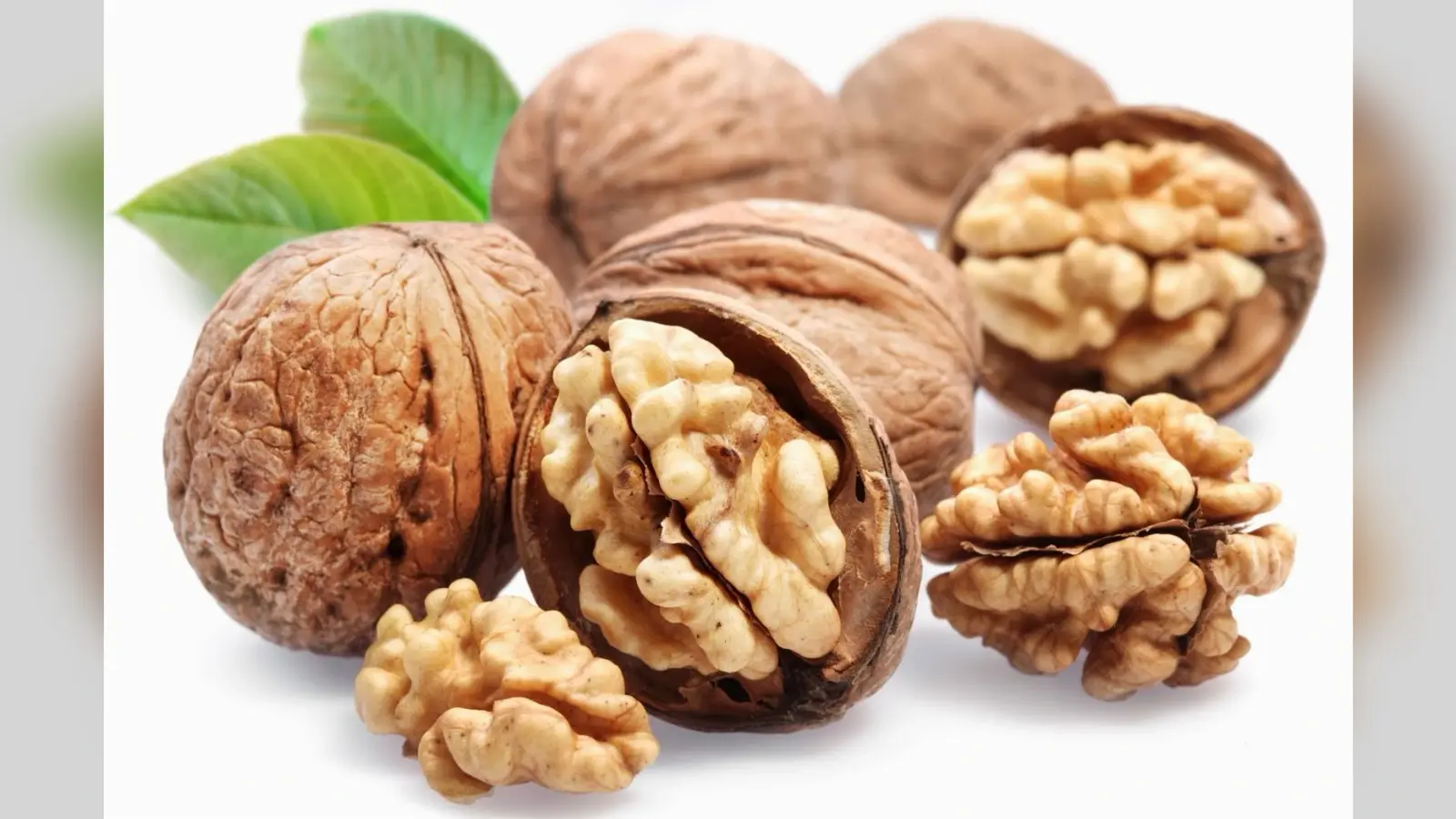 Walnut Benefits: महिलाओं के लिए बहुत फायदेमंद है अखरोट, दूर होती है ये समस्याएं