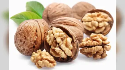 Walnut Benefits: महिलाओं के लिए बहुत फायदेमंद है अखरोट, दूर होती है ये समस्याएं