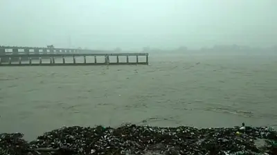 PHOTOS: वाल्मीकिनगर गंडक बराज से छोड़ा गया पानी, बाढ़ के खतरे से लोगों में दहशत