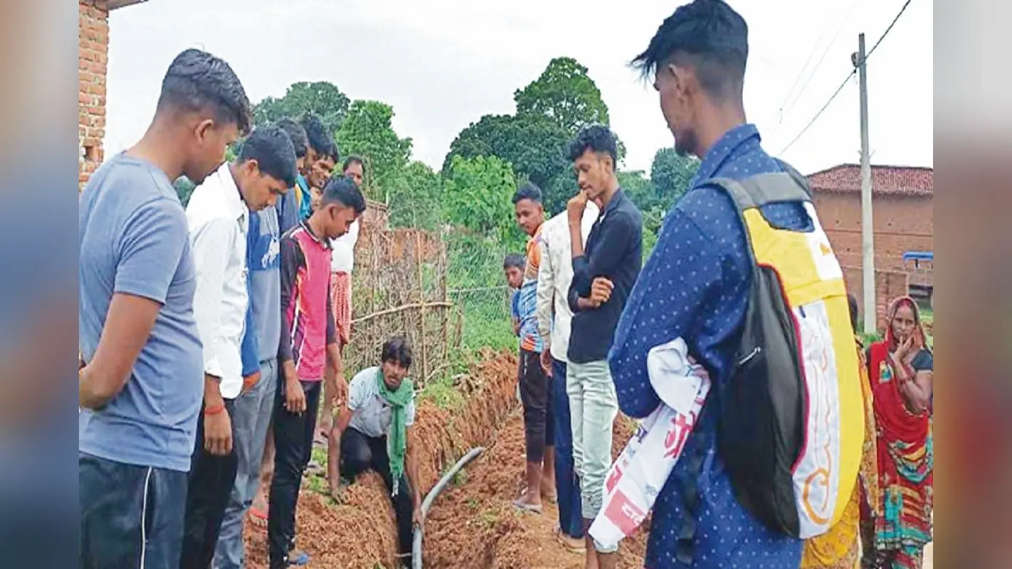 जलमीनार निर्माण में अनियमितता को लेकर ग्रामीणों ने बीडीओ को दिया आवेदन