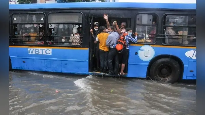 Heavy Rains in Bengal: मूसलाधार बारिश से पानी-पानी हुआ कोलकाता, IMD ने जारी किया अलर्ट