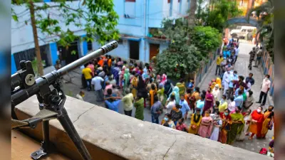 पश्चिम बंगाल में तीसरे चरण में छिटपुट हिंसा के बीच 80 फीसदी मतदान, 205 उम्मीदवारों की किस्मत इवीएम में लॉक