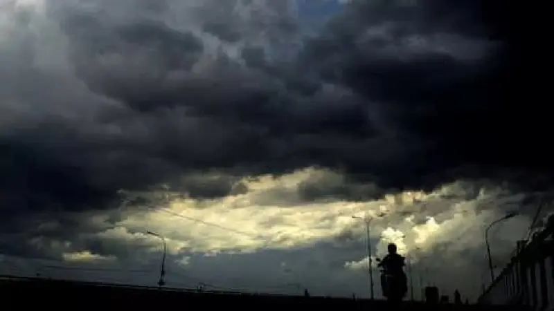 Lucknow Weather Update Video: लखनऊ में बारिश के बाद मौसम हुआ सुहाना, बादलों में छिपा सूरज, जानें वेदर अपडेट