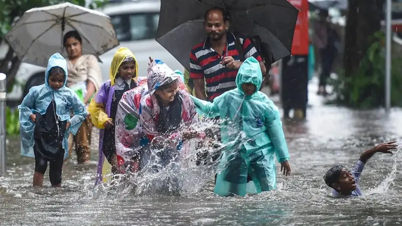 UP Weather Update: यूपी में मानसून के मेहरबान होने से बदला मौसम, अगले 48 घंटे में यहां भारी बारिश के आसार