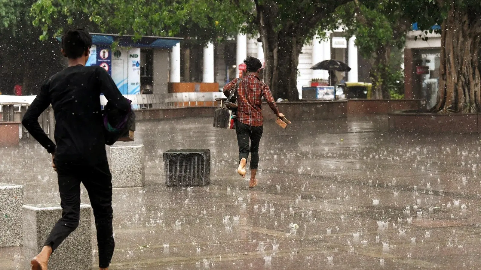 UP Weather Update: यूपी के अधिकांश हिस्सों से मानसूनी की वापसी, बारिश पर लगा ब्रेक, अब सर्दी दिखाएगी असर