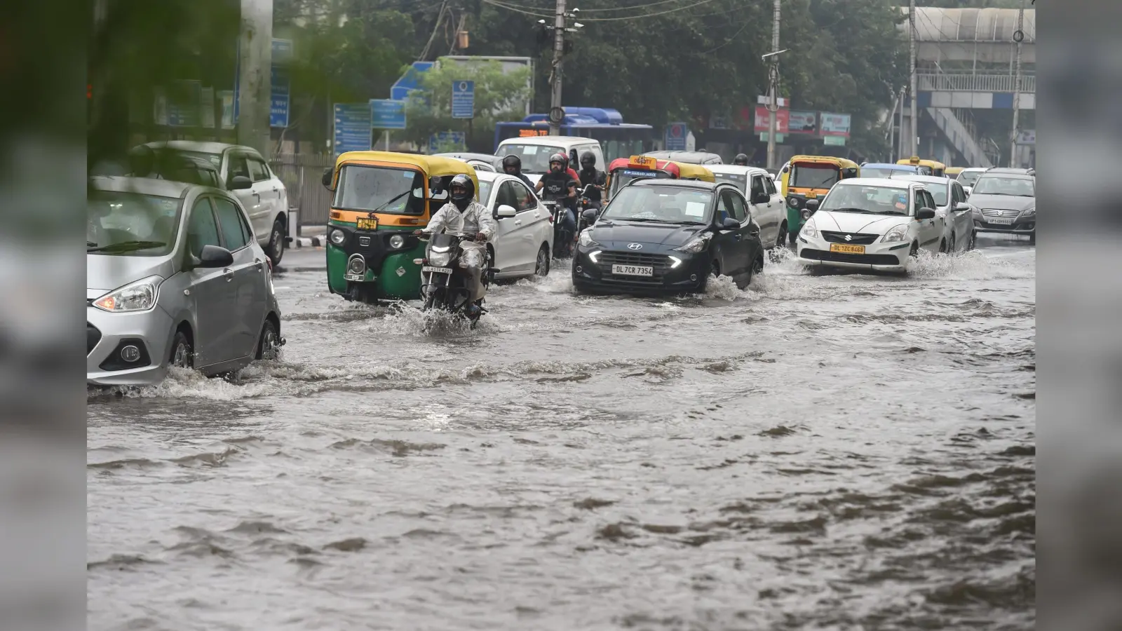 UP Weather Update: लखनऊ में बदला मौसम का मिजाज, रिमझिम बारिश से बढ़ी ठिठुरन