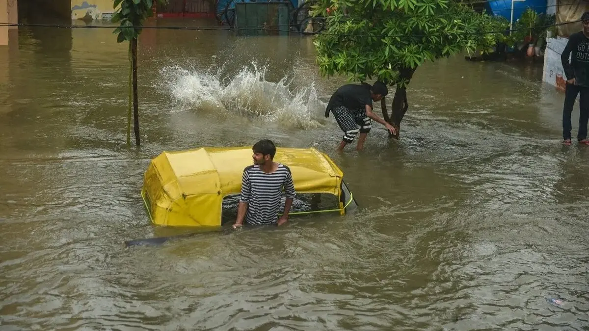UP Weather Forecast LIVE: लखनऊ सहित कई जगह धूप, बरेली और अन्य जगहों में बारिश से बदला मौसम