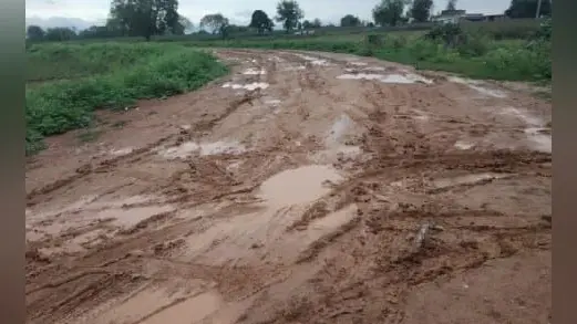 लोहरदगा के भंडरा से कैरो को जोड़ने वाला पथ बदहाल, एक साल बीत जाने के बाद भी नहीं हो सका शुरू