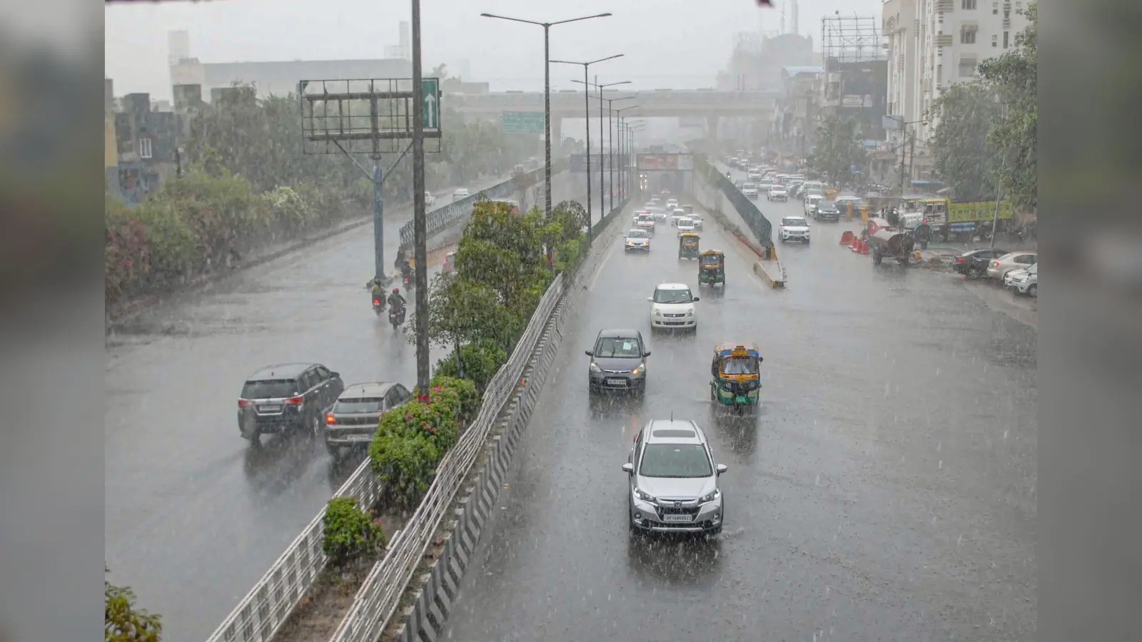 Weather Forecast LIVE Update: असम में बाढ़ प्रभावित लोगों को ले जा रही नौका पलटी, तीन बच्चे लापता