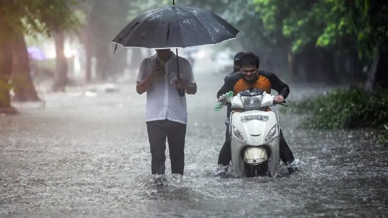 UP Weather Update: यूपी में आज कई जगह भारी बारिश के आसार, उमस से मिलेगी राहत, जानें अपने शहर का मौसम