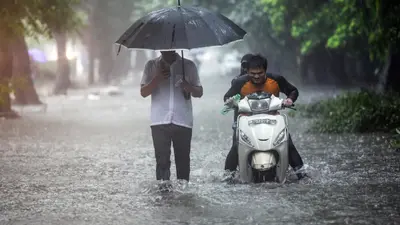 UP Weather Update: यूपी में आज कई जगह भारी बारिश के आसार, उमस से मिलेगी राहत, जानें अपने शहर का मौसम