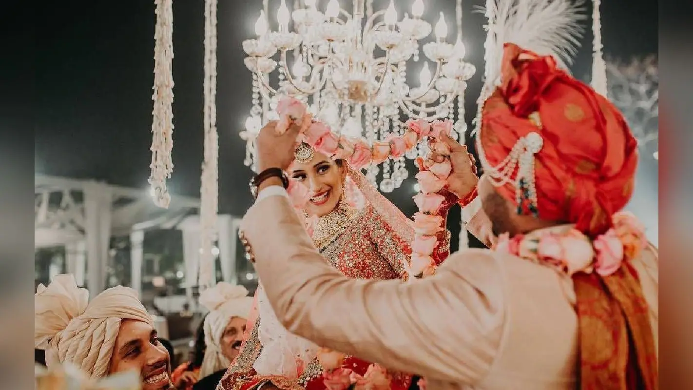 Wedding: महंगाई के इस दौर में सीमित खर्च में भी होगी यादगार शादी, यहां जानें सेविंग टिप्स