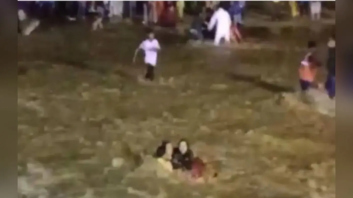 बंगाल में मूर्ति विसर्जन के दौरान अचानक आयी बाढ़, सात की मौत, 40 से अधिक लापता, देखें घटना का Video